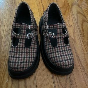 NEVER WORN -UO platform loafers size 6